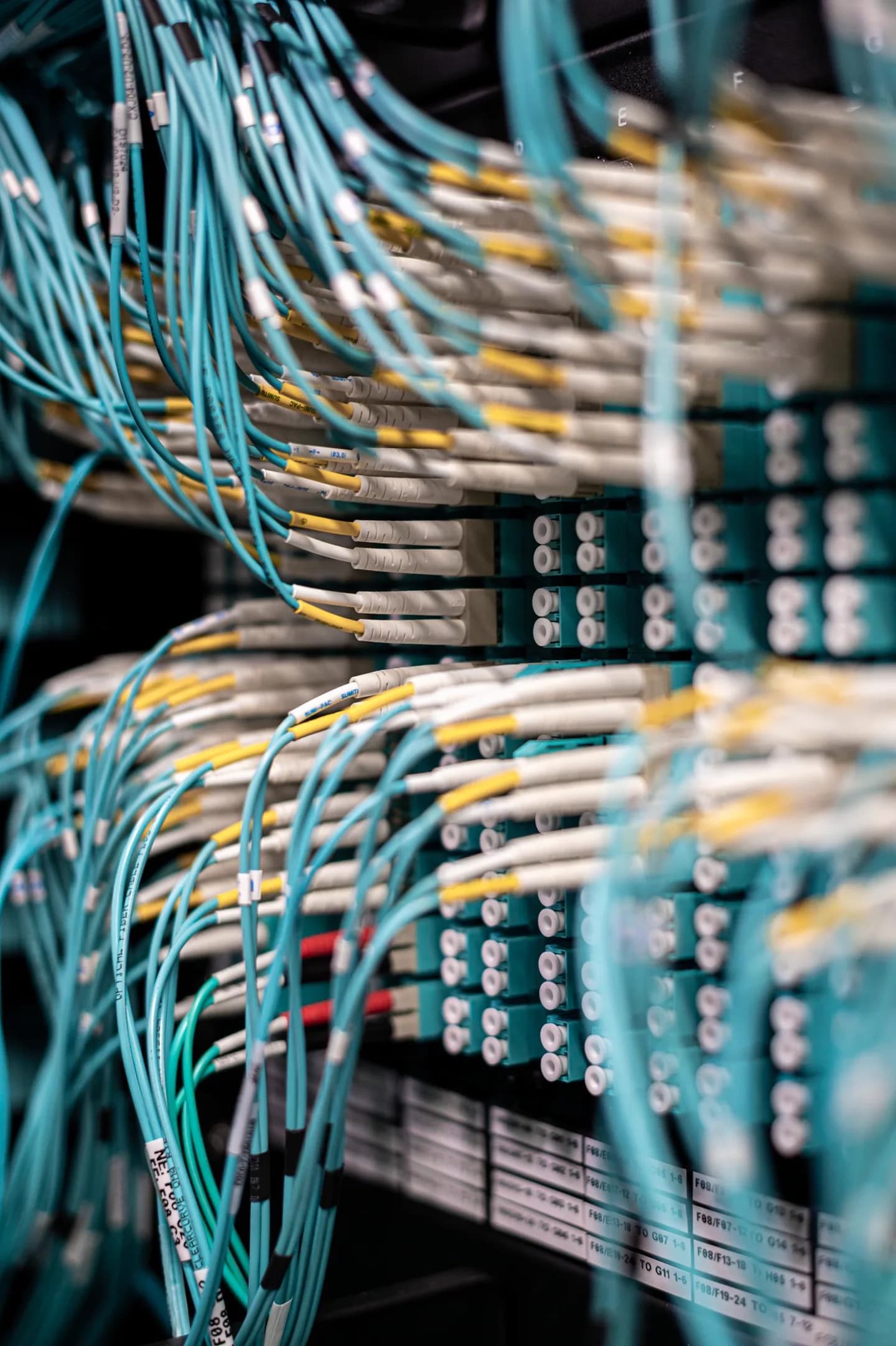 Cabeamento estruturado organizado em patch panels — fotografia de banco ilustrativa