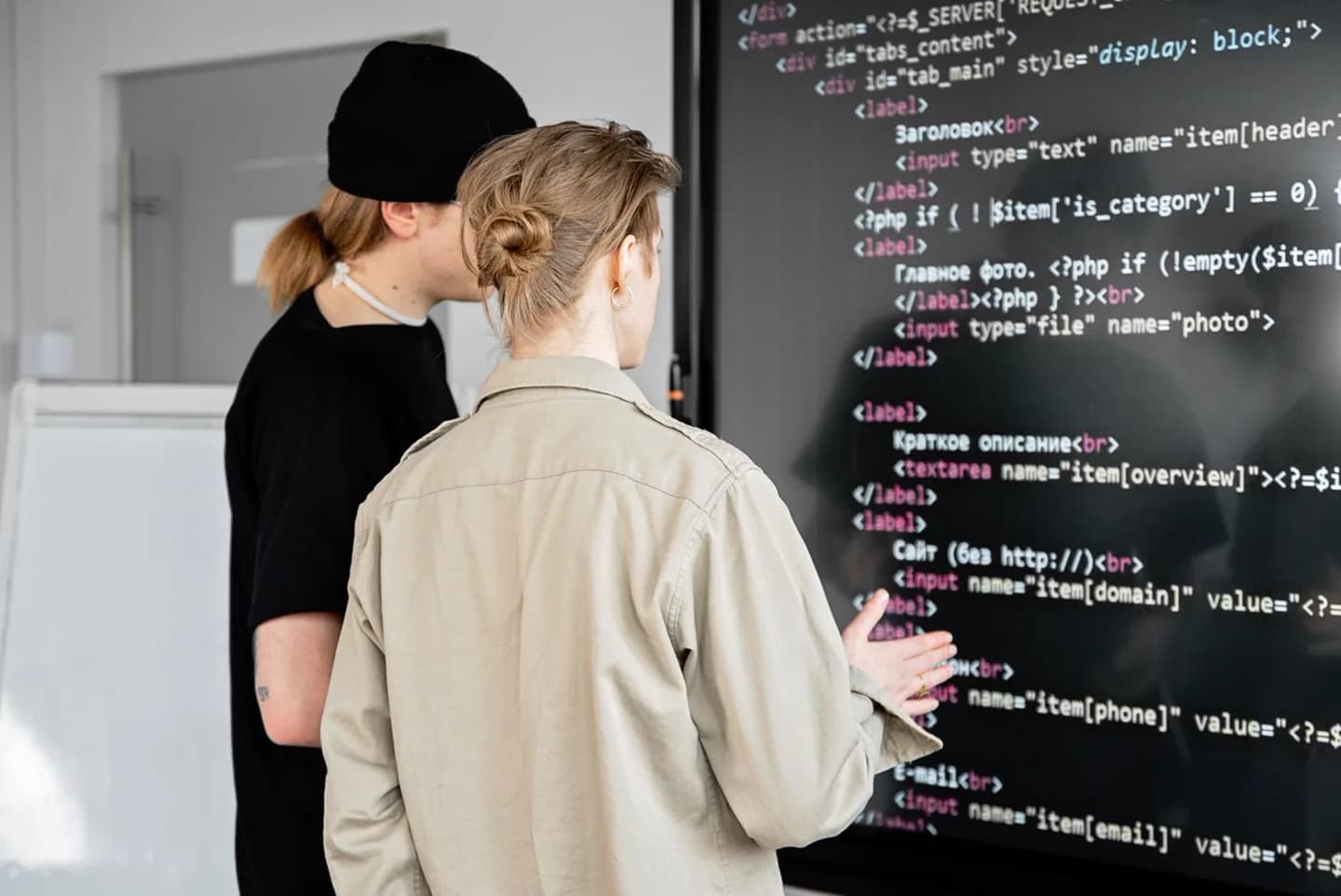 Profissionais analisando requisitos em uma tela — fotografia de banco ilustrativa, sem representar nossa equipe
